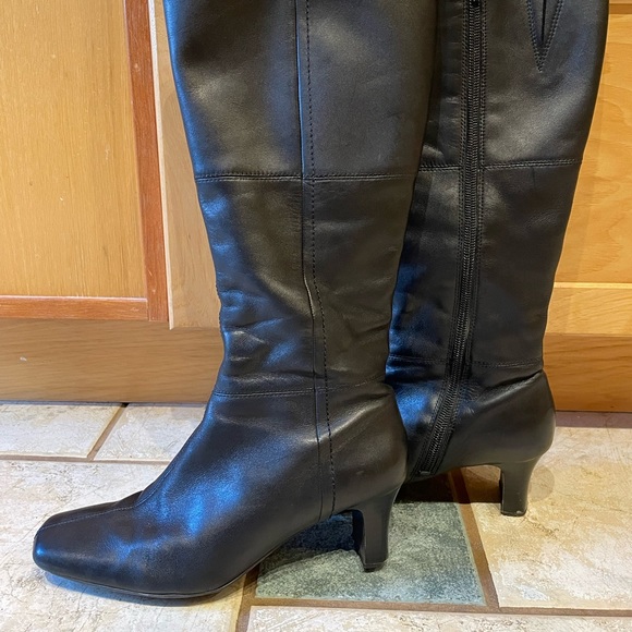 Clark’s Women’s Leather boots in size 5.5 - Picture 2 of 8